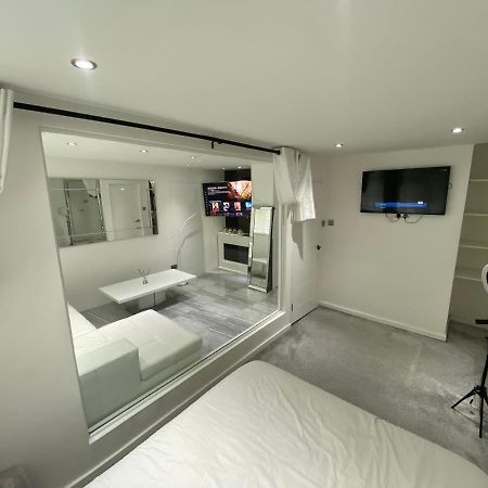 Luxurious High Spec 1 Bedroom Apartment In London เอลทัม ภายนอก รูปภาพ